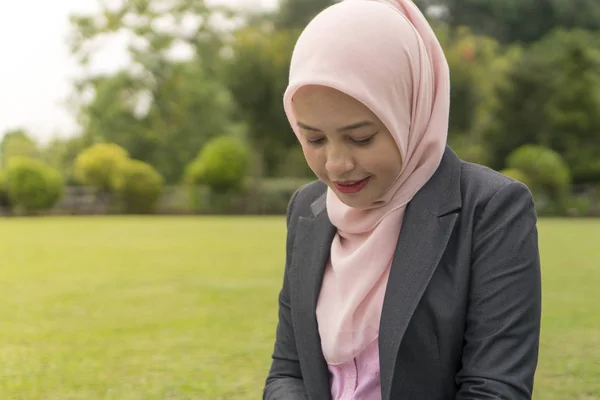 Close-up de mulheres de negócios asiáticas vestindo hijab sorrindo — Fotografia de Stock
