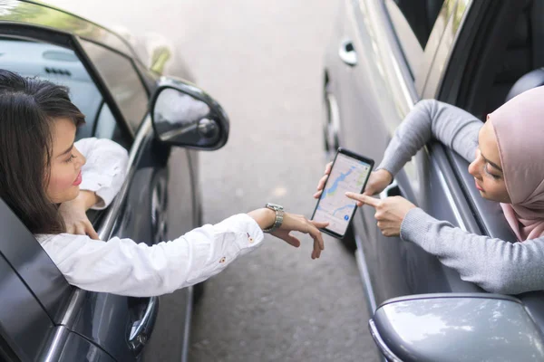 Carino asiatico ragazza indossare hijab holding cellulare chiedendo direzione — Foto Stock