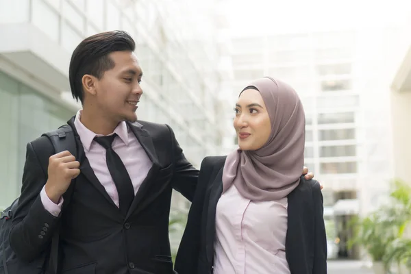 Pasangan Melayu mengenakan setelan berjalan di gedung kantor — Stok Foto
