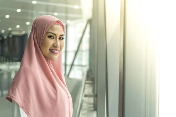 Asian Muslim Lady at the train station wearing hijab — Stock Photo, Image