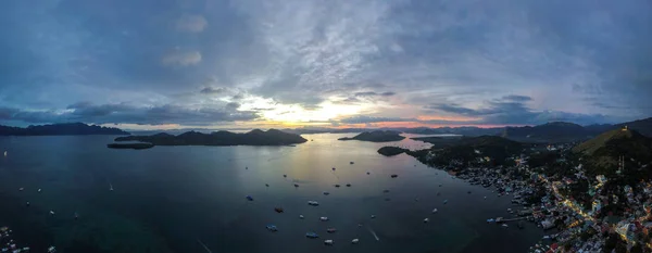 Coron City tijdens zonsondergang genomen met drone — Stockfoto