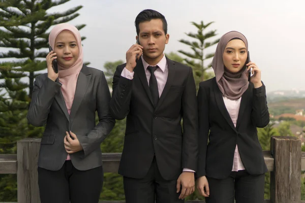 Jovem asiático malaio executivo no parque vestindo terno — Fotografia de Stock