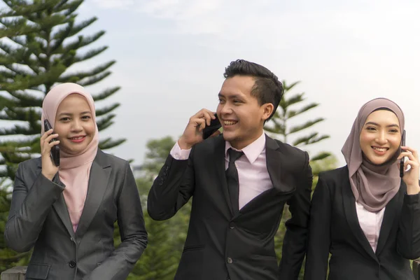 Jovem asiático malaio executivo no parque vestindo terno — Fotografia de Stock