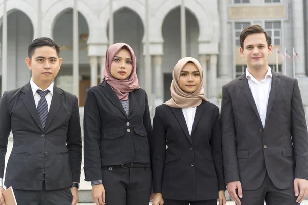 Um grupo de jovens misto asiático executivo no vestindo terno — Fotografia de Stock
