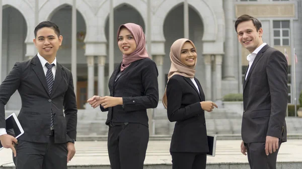 Um grupo de jovens misto asiático executivo no vestindo terno — Fotografia de Stock