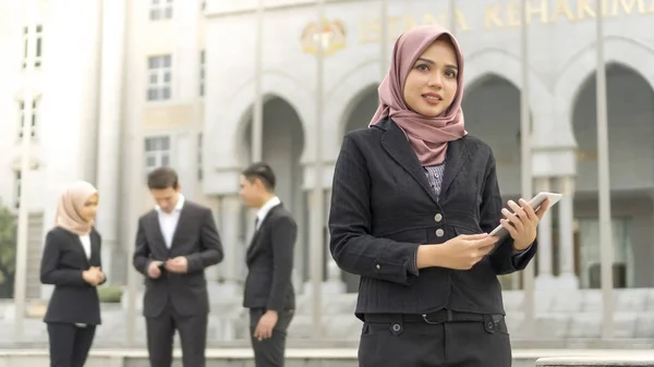 Jovem asiático malaio menina vestindo terno segurando tablet computador — Fotografia de Stock