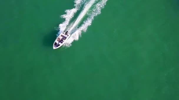 Vidéo 4k UHD de hors-bord tirant un hydravion flottant à Port Dickson, Malaisie 