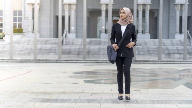 Koridorda yürüyen sevimli Asyalı Malay bayan.