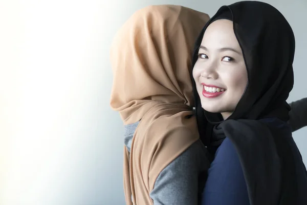 Menina muçulmana vestindo hijab sorrindo e se divertindo — Fotografia de Stock