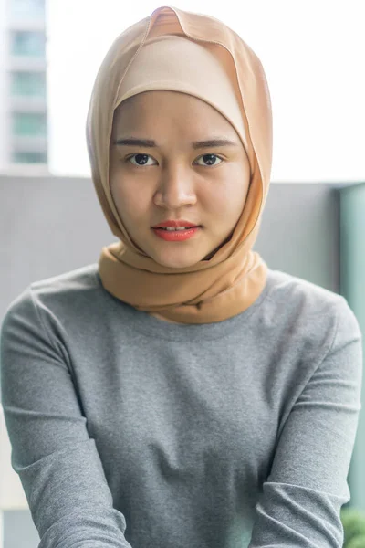 Retrato de muslim malaio bonito vestindo hijab — Fotografia de Stock