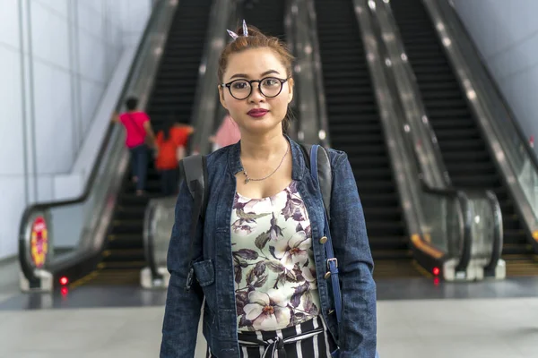Tren istasyonuna doğru yürüyen merdivendeki Borneo kadını. — Stok fotoğraf