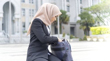 Güzel Malezyalı kadın tesettürlü açık hava yöneticisi