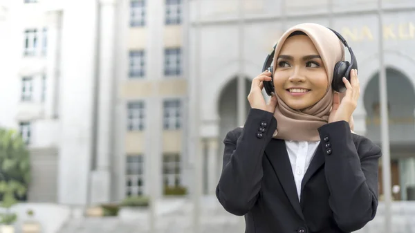 सुंदर मलय महिला हिजाब आउटडोर कार्यकारी पहनती — स्टॉक फ़ोटो, इमेज