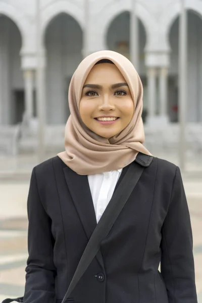 Niedliche malaiische Frau trägt Hijab Outdoor-Manager — Stockfoto