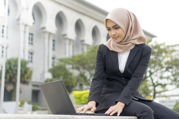 Mulher malaia bonito vestindo hijab executivo ao ar livre — Fotografia de Stock