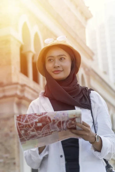Kuala Lumpur 'da elinde harita tutan Müslüman Turist Çifti — Stok fotoğraf