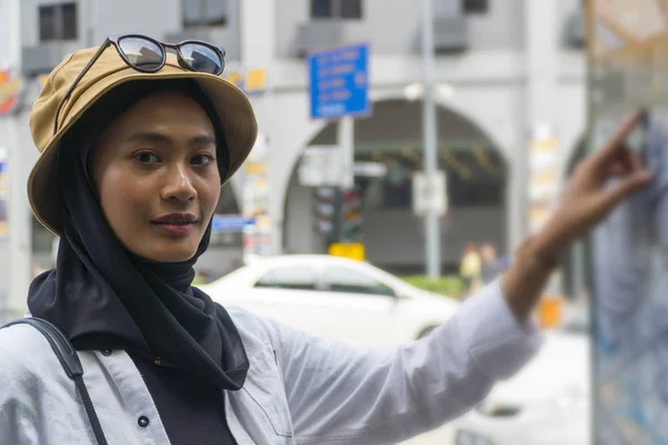 Utazási koncepció, muszlim turista pár Kuala Lumpurban — Stock Fotó