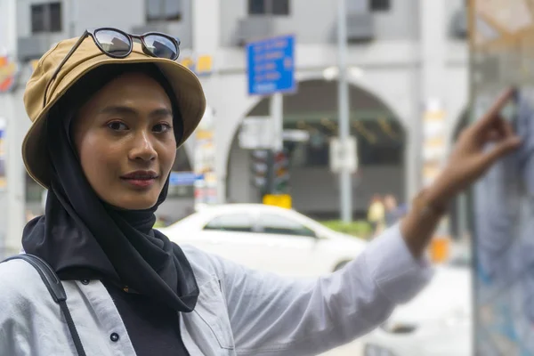 Travel Concept, Muslim Tourist Couple at Kuala Lumpur — 스톡 사진