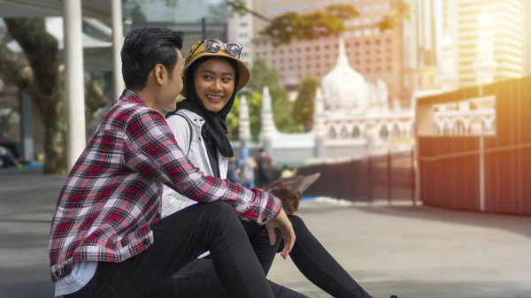 Cestovní koncepce, muslimský turistický pár v Kuala Lumpur — Stock fotografie