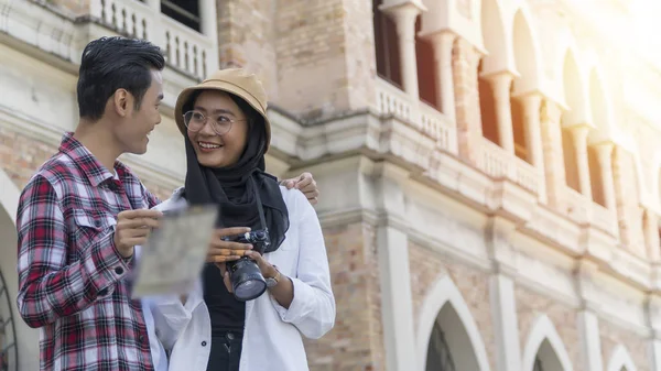 Travel Concept, Muslim Tourist Couple at Kuala Lumpur — Stock Photo, Image