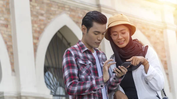 Reisconcept, Moslim Toeristisch Paren in Kuala Lumpur — Stockfoto