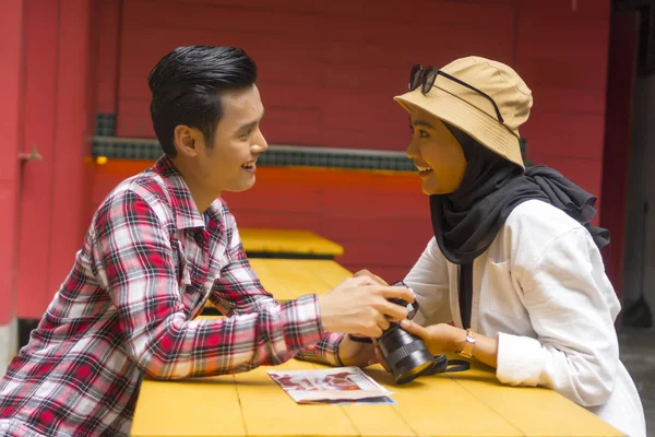 Подорожуюча концепція, Мусульманська туристична пара в Куала-Лумпурі — стокове фото