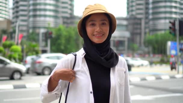 Seyahat Kavramı Kuala Lumpur Daki Asyalı Turist Kameraya Gülümsüyor — Stok video
