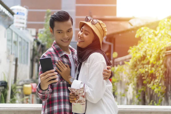 Cestovní koncepce, muslimský turistický pár v Kuala Lumpur — Stock fotografie