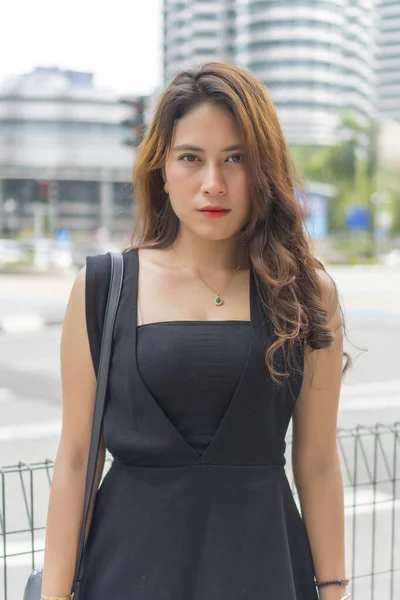 Retrato de linda señora asiática malaya al aire libre mirando a la cámara — Foto de Stock