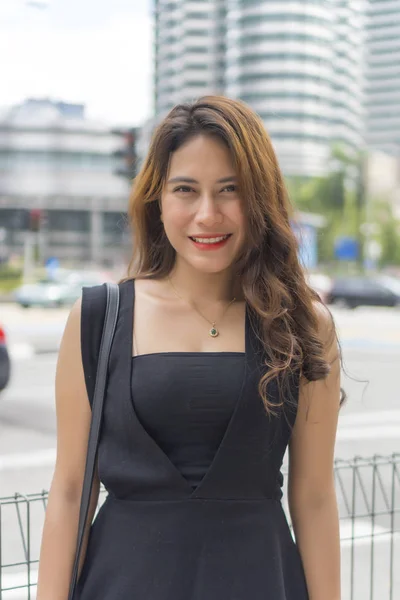 Retrato de linda señora asiática malaya al aire libre mirando a la cámara — Foto de Stock