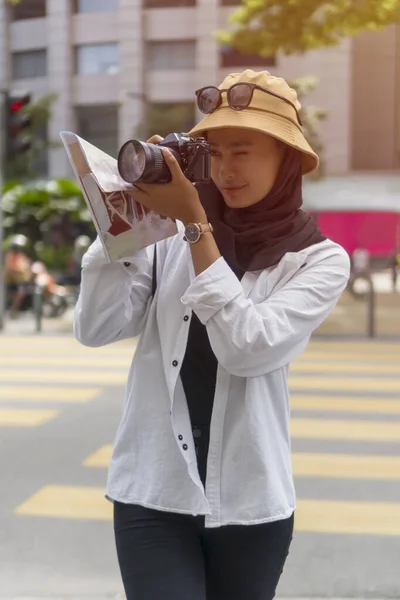 Açık havada tesettürlü sevimli Malezyalı kadın portresi. — Stok fotoğraf