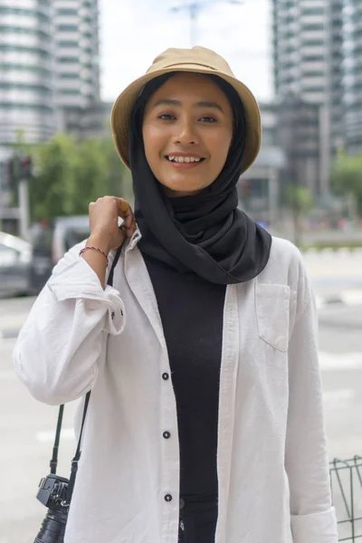 Portret van schattig Maleis aziatische dame dragen hijab outdoor — Stockfoto