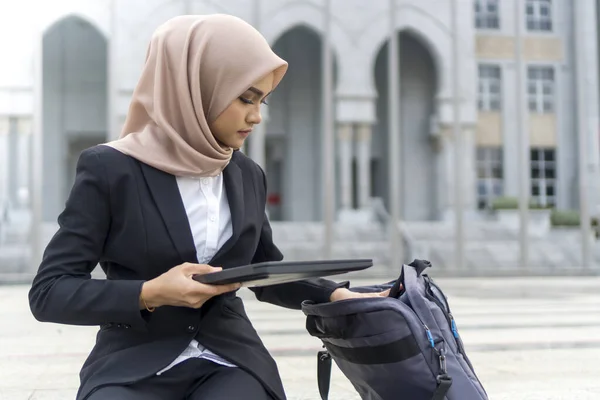 Mulher malaia bonito vestindo hijab executivo ao ar livre — Fotografia de Stock