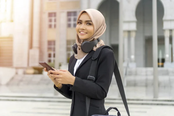 Carino malese donna indossare hijab all'aperto esecutivo — Foto Stock