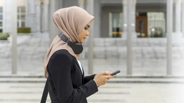 सुंदर मलय महिला हिजाब आउटडोर कार्यकारी पहनती — स्टॉक फ़ोटो, इमेज