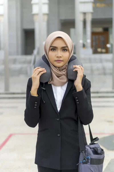 Güzel Malezyalı kadın tesettürlü açık hava yöneticisi — Stok fotoğraf