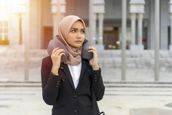 Mulher malaia bonito vestindo hijab executivo ao ar livre — Fotografia de Stock