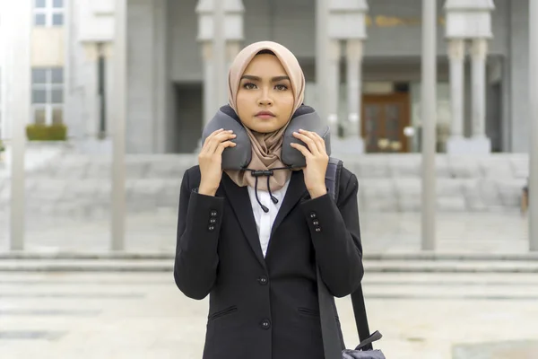 Carino malese donna indossare hijab all'aperto esecutivo — Foto Stock