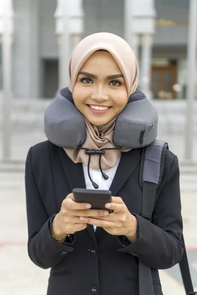 Carino malese donna indossare hijab all'aperto esecutivo — Foto Stock