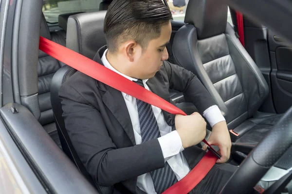Jovem ásia homem vestindo terno condução carro — Fotografia de Stock