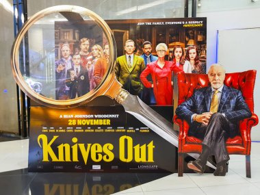 Knives Out film afişi, Rian Johnson tarafından yazılan, üretilen ve yönetilen 2019 yapımı Amerikan filmi.