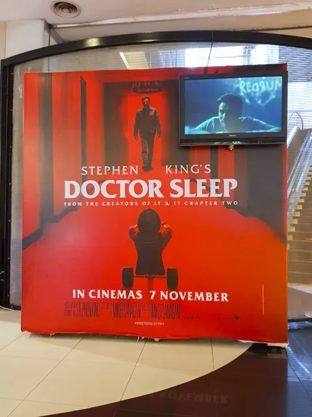Doctor Sleep film posteri, Stephen King 'in aynı adlı romanından uyarlanan 2019 yapımı Amerikan korku filmi. — Stok fotoğraf