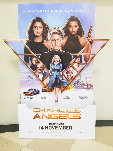 Charlie's Angels poster è un film del 2019 scritto e diretto da Elizabeth Banks tratto da una storia di Evan Spiliotopoulos — Foto Stock