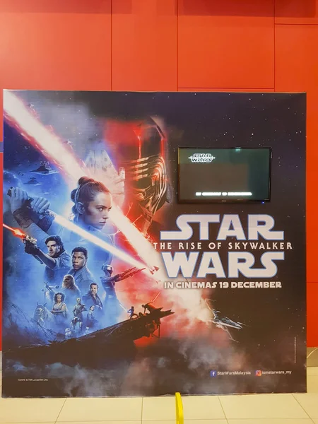 Star Wars: The Rise of Skywalker movie poster (em inglês). Este roadshow é uma promoção para o novo filme de Star Wars . — Fotografia de Stock