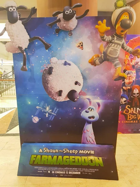 A Shaun the Sheep Movie: Farmageddon movie standee é um filme de comédia de ficção científica de stop-motion de 2019 produzido pela Aardman Animations. — Fotografia de Stock