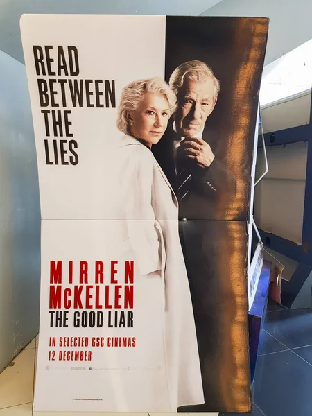 "Yalanlar filmi standı" nın arasında Helen Mirren ve Ian Mckellen 'ın başrollerini paylaştığı bir film. — Stok fotoğraf