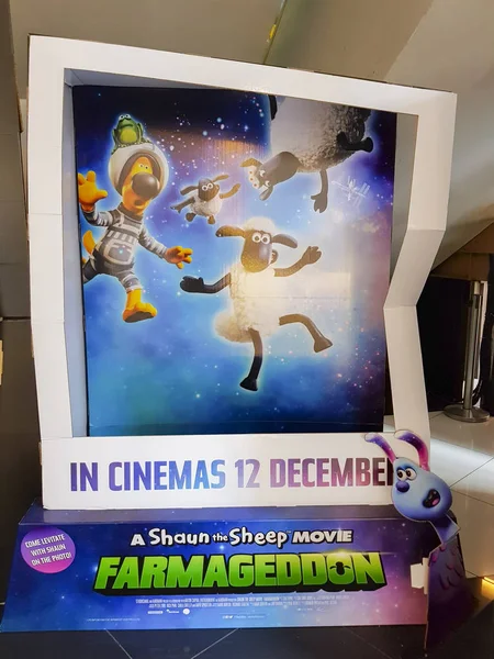 A Shaun the Sheep Movie: Farmageddon movie standee, is a 2019 stop-motion animated science fiction comedy film produced by Aardman Animations — Stock fotografie