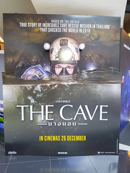 The Cave move standee, is a 2019 thai action-drama film about the Tham Luang cave rescue written and director by Tom Waller and co-produced by Waller and Allen Liu — Stock fotografie