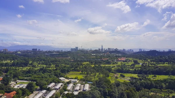 Kuala Lumpur, Malezya 'da yeşil manzaranın üzerinde mavi gökyüzü — Stok fotoğraf