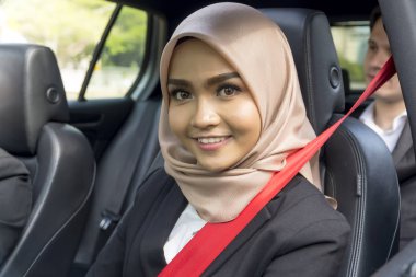Yolcu koltuğundaki genç Malaylı kız pencereden bakıyor.